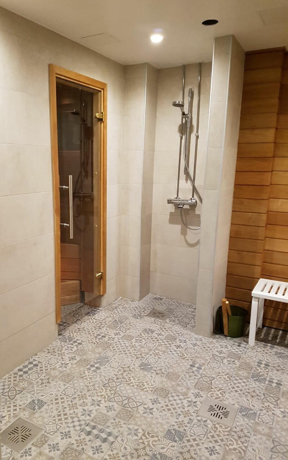Tyylikäs sauna- ja pesutilakokonaisuus huolellisesti toteutettuna.